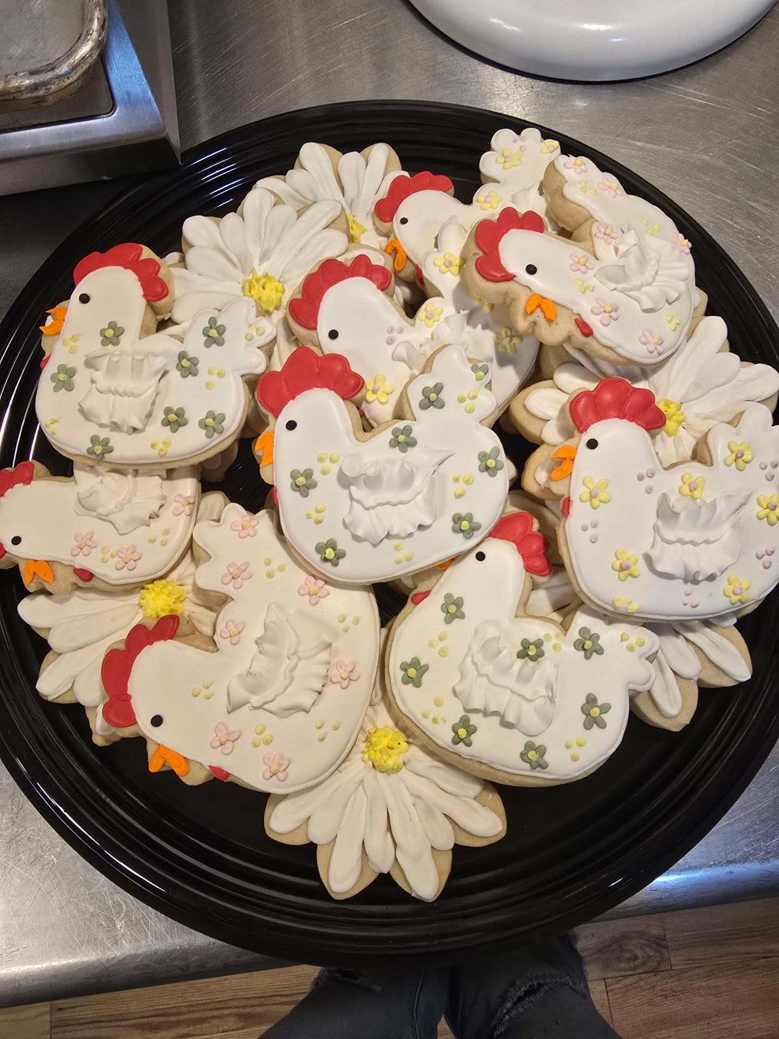 Hand-decorated hen and daisy cookies with delicate floral details.